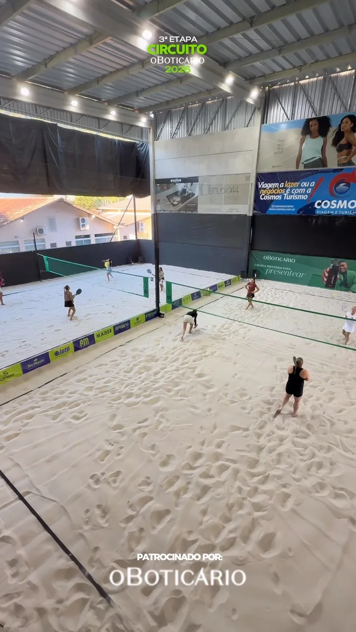 Quadras cobertas da Arena com redes de beach tennis